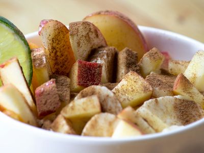 Tazón de avena con trozos de manzana espolvoreados con canela