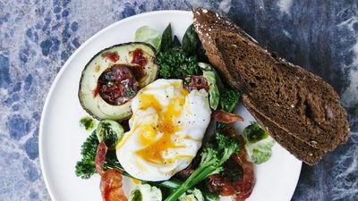 Plato de desayuno con huevo pochado, aguacate, verduras y pan integral, para romper el ayuno intermitente 16/8