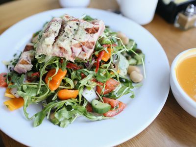 Ensalada de rúcula con atún, fréjol blanco, pimiento y pepino