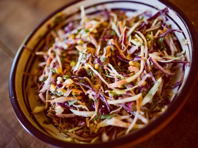 Ensalada de col morada y zanahoria rallada en un plato hondo