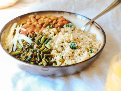 Bowl de quinua con garbanzos y verduras salteadas
