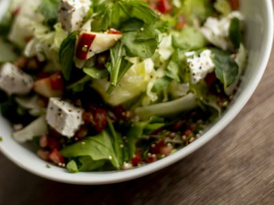 Ensalada verde con manzana, queso fresco en cubos y semillas