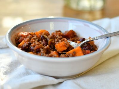 Tazón de guiso de legumbres con camote y verduras