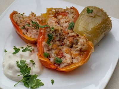 Pimientos rellenos de carne molida y cereal, con perejil y una salsa blanca