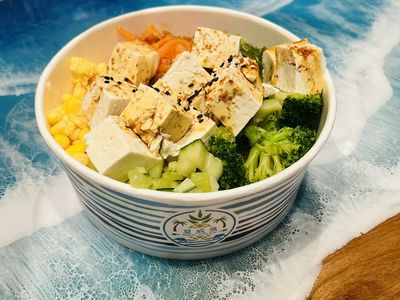 Bowl de tofu en cubos con brócoli, choclo y zanahoria