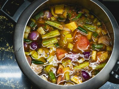 Olla de sopa de verduras con vainitas, pimiento, tomate y cebolla