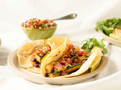Tacos de tortilla con fréjol negro, verduras y pico de gallo
