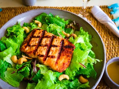 Filete de pescado a la plancha sobre ensalada de lechuga con marañones