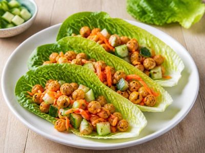 Hojas de lechuga romana rellenas de garbanzos, zanahoria rallada y pepino